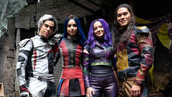 Cameron Boyce, Sophia Carson, Dove Cameron, Booboo Stewart Descendants Cast BTS Behind The Scenes