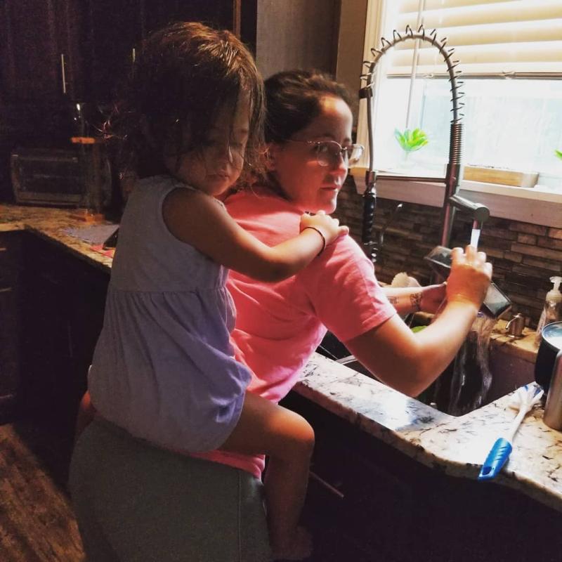 Jenelle Evans Summer With Kids Doing Dishes
