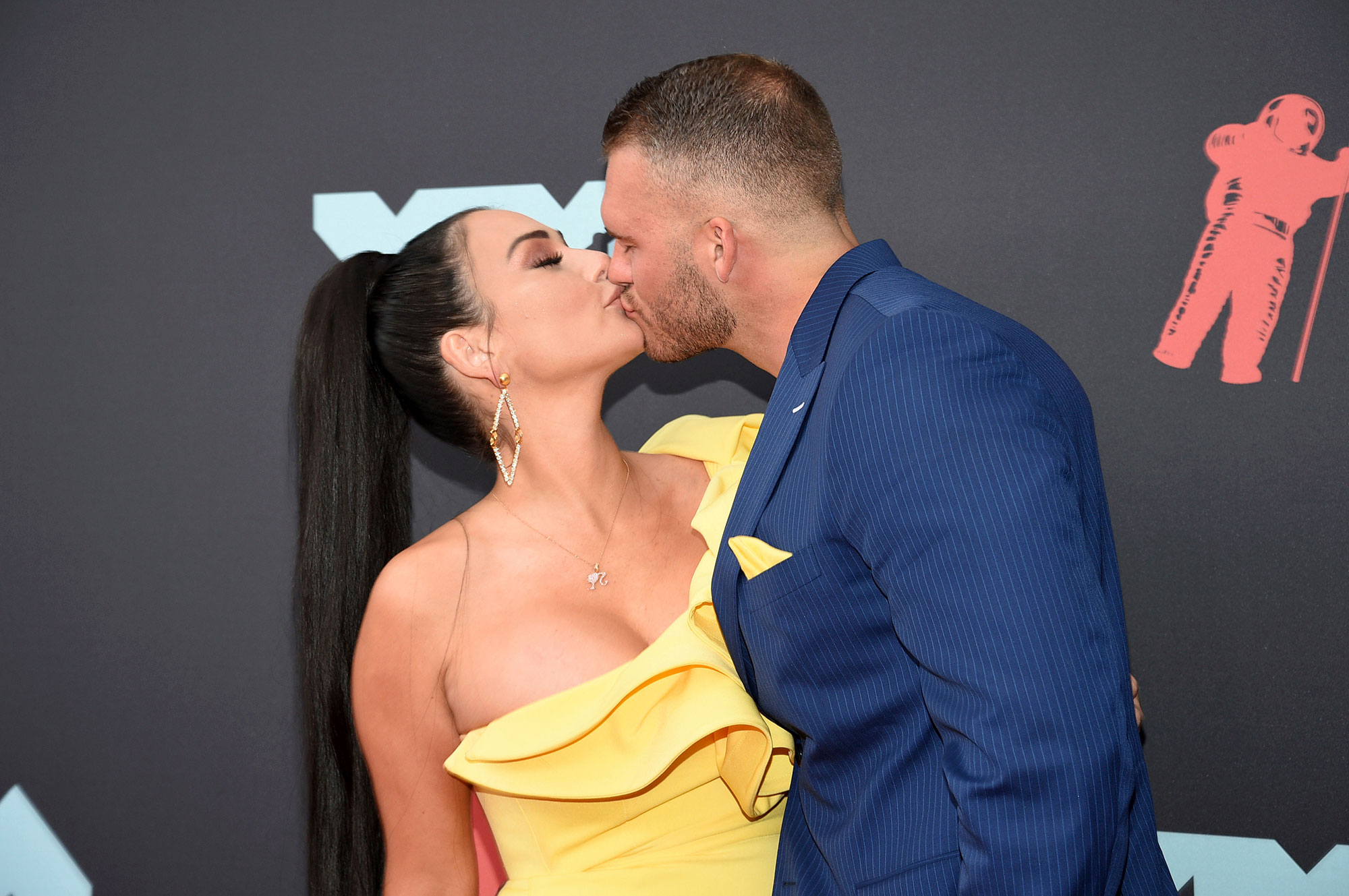 Jenni-Farley-and-Zack-Clayton-Carpinello-PDA-Red-Carpet-VMAs-2019