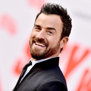 Justin-Theroux-dive-bar-drink