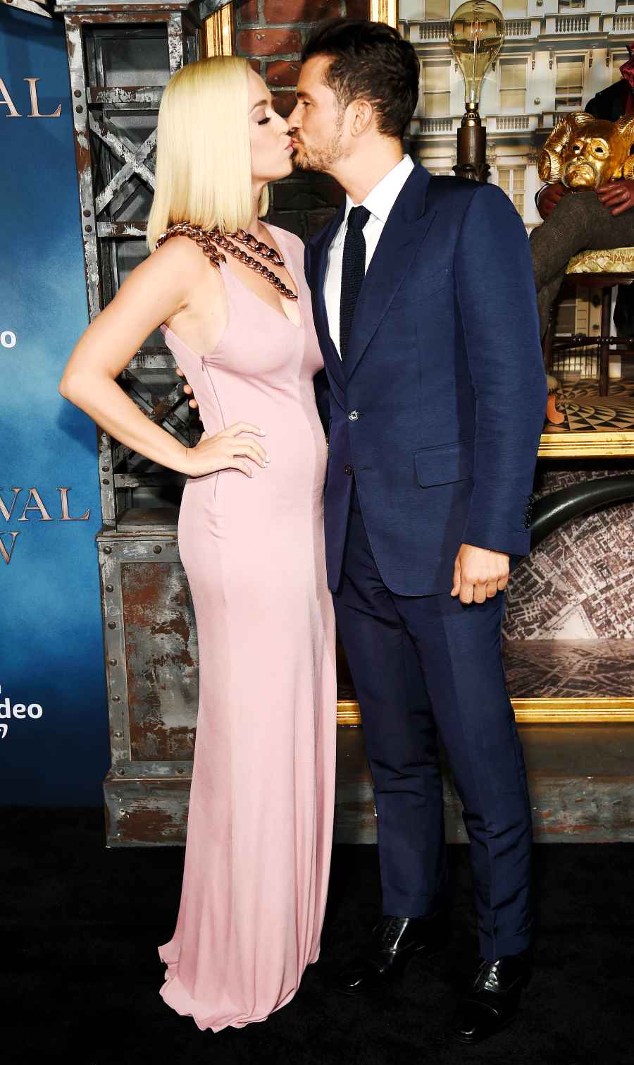 Katy Perry Kisses Orlando Bloom Red Carpet