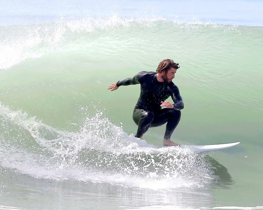 Liam-Hemsworth-surfing