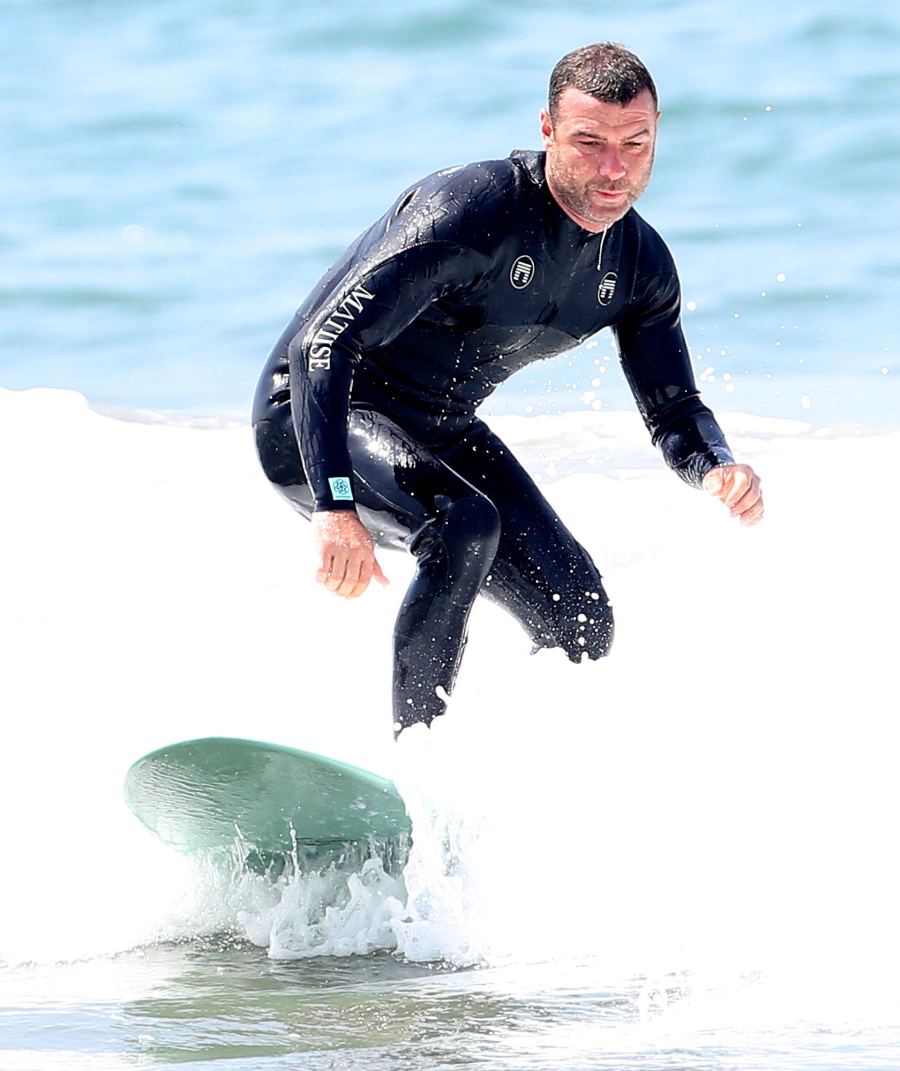 Liev-Schreiber-surfing