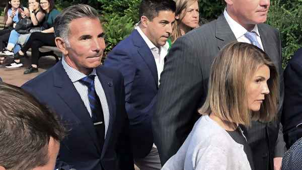 Lori-Loughlin-Mossimo-Giannulli leaving court
