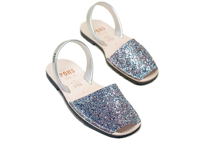Mindy Kaling and Daughter Wear Matching Glitter Pons Sandals: Pics