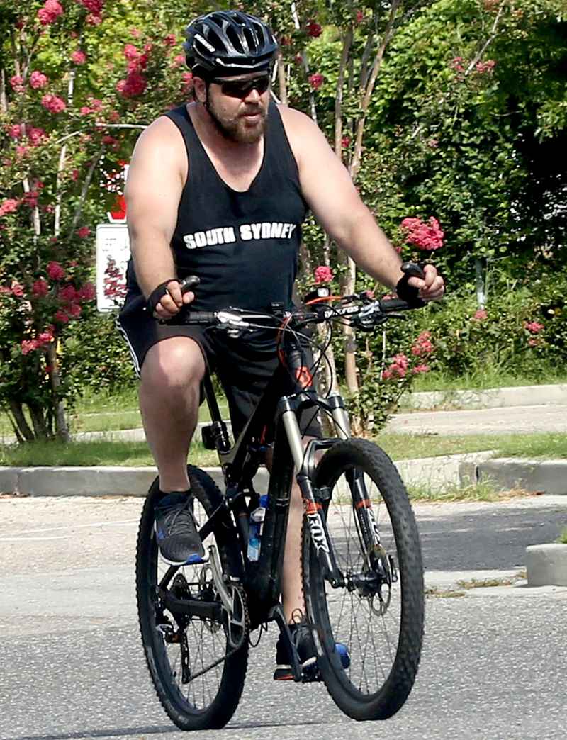 Russell-Crowe-bikes-to-work