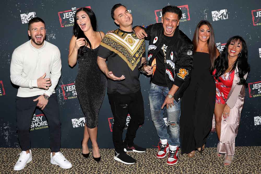 Vinny Guadagnino, Jenni J-Woww Farley, Michael The Situation Sorrentino, Paul ' Paul DelVecchio ' Delvecchio, Deena Nicole Cortese and Nicole Snooki Polizzi Free From Jail Jersey Shore Group Chat