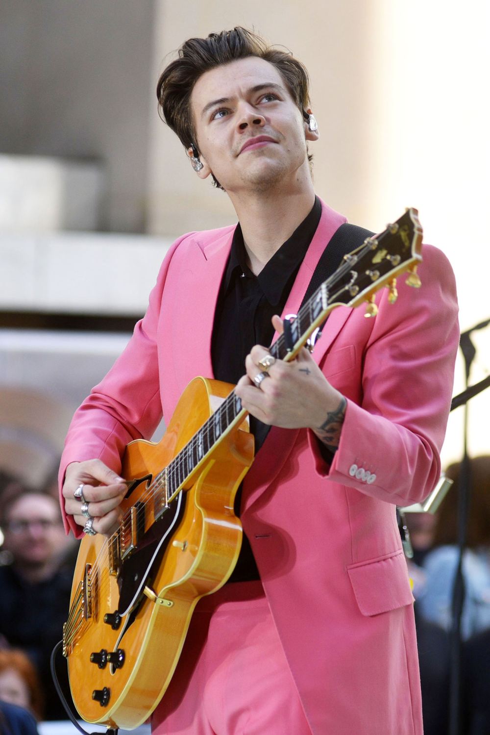 Harry-Styles-One-Direction-Pink-Suit