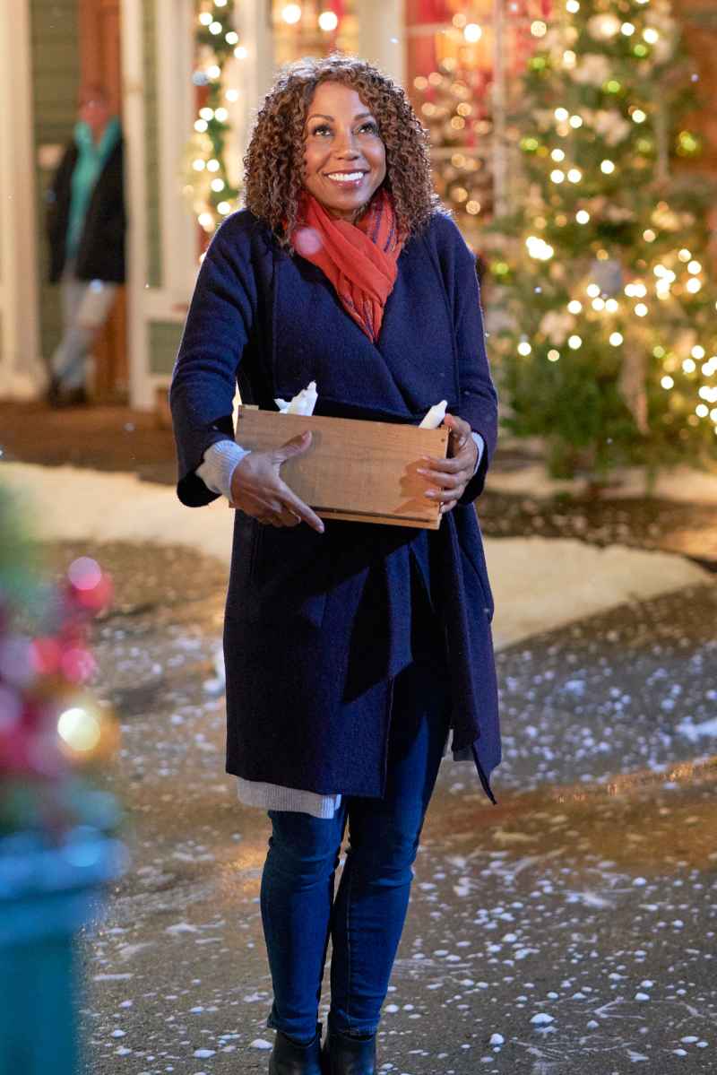 Holly Robinson Peete A Family Christmas Gift Hallmark Movies Christmas Gallery