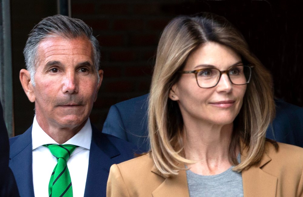 Lori Loughlin&rsquo;s Friends &lsquo;Think She Should Leave&rsquo; Mossimo Giannulli Amid the College Admissions Scandal