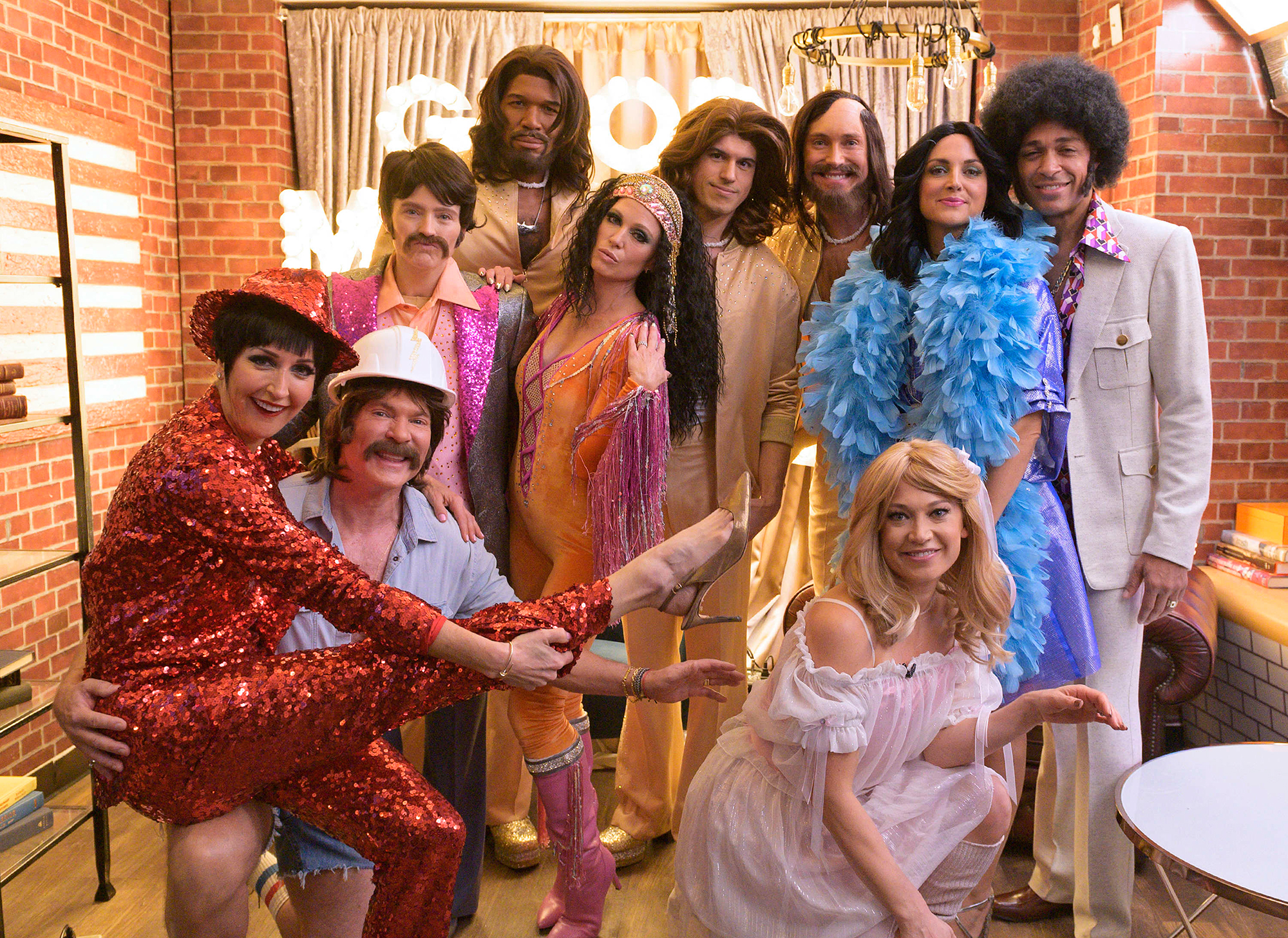 Uitgelezene GMA' Cohosts Celebrate Disco Fever With Their Halloween Costumes ZX-18