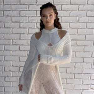Hailee-Steinfeld’s-Elaborate-Knit-Dress