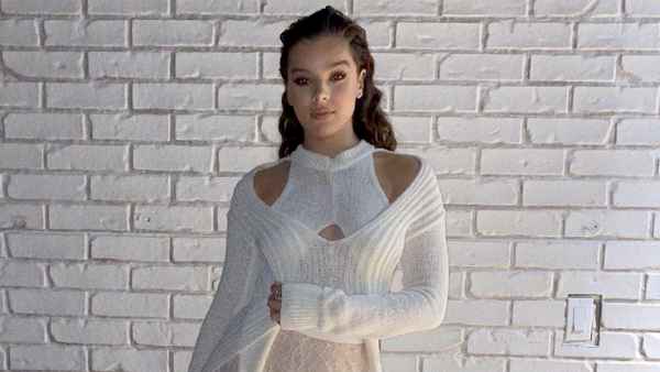 Hailee-Steinfeld’s-Elaborate-Knit-Dress