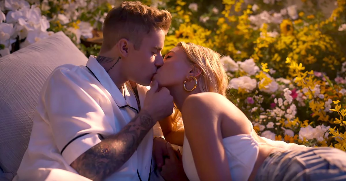 Justin Bieber, Hailey Baldwin share big-screen kiss at Maple Leafs