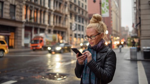 woman-using-rosetta-stone-app
