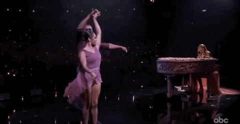 All-the-Gifs-Showing-Taylor-Siwft-Had-Best-Night-Ever-2019-AMAs-0004.gif