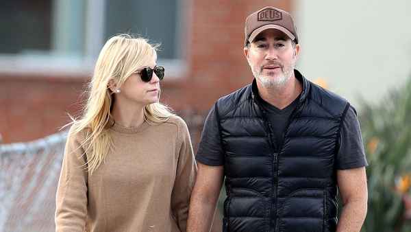 Anna Faris Holds Hands with Michael Barrett