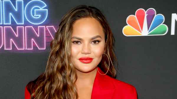 Chrissy-Teigen-Apologizes-Tone-Deaf-airpod-tweets