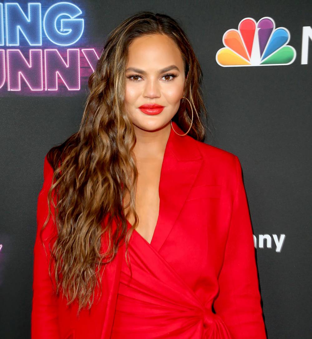 Chrissy-Teigen-Apologizes-Tone-Deaf-airpod-tweets