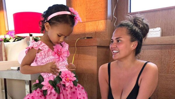 Chrissy Teigen's Daughter Luna Recreates Her Award Show Face