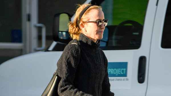 Felicity Huffman Begins Community Service