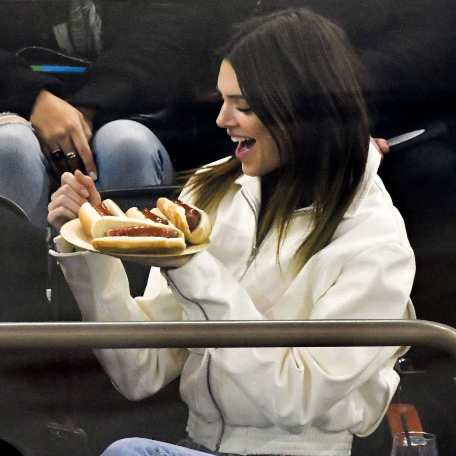 Kendall-Jenner-hot-dogs-Rangers