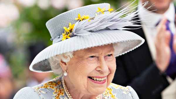 Queen Elizabeth, Just Like Us: Does Her Own Makeup