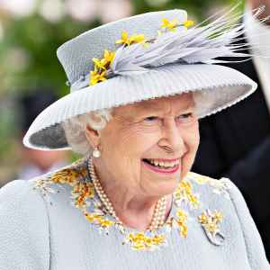 Queen Elizabeth, Just Like Us: Does Her Own Makeup