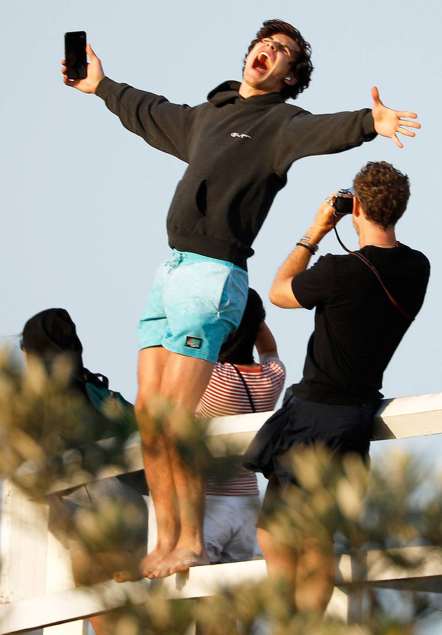 Shawn Mendes Goes Shirtless Australia Beach With Friends