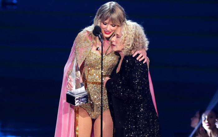 Taylor Swift Accepts Artist of the Decade Award AMAs 2019