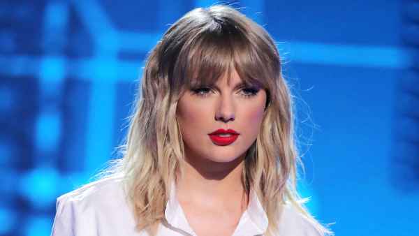 Taylor Swift Performs Epic Medley Her Biggest Hits 2019 AMAs