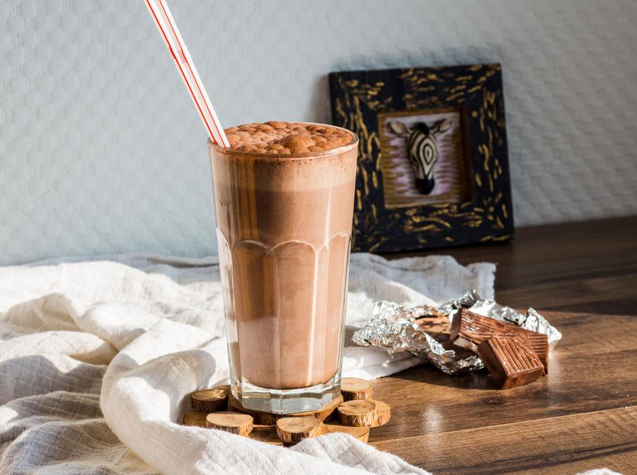 Chocolate Peanut Butter Smoothie 8 High-Protein, Low-Carb Breakfast Recipes That Will Keep You Full Longer