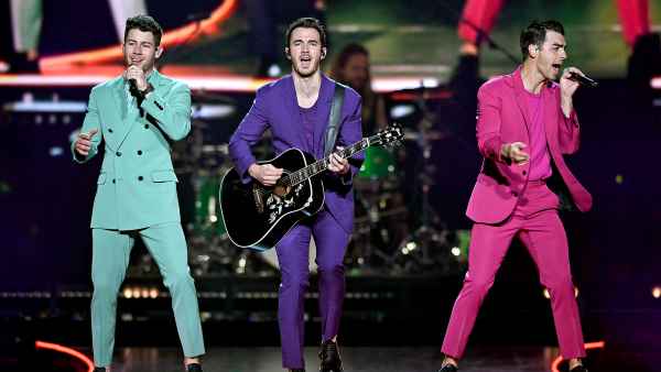 Find-Out-How-to-See-the-Jonas-Brothers-Perform-in-Paradise