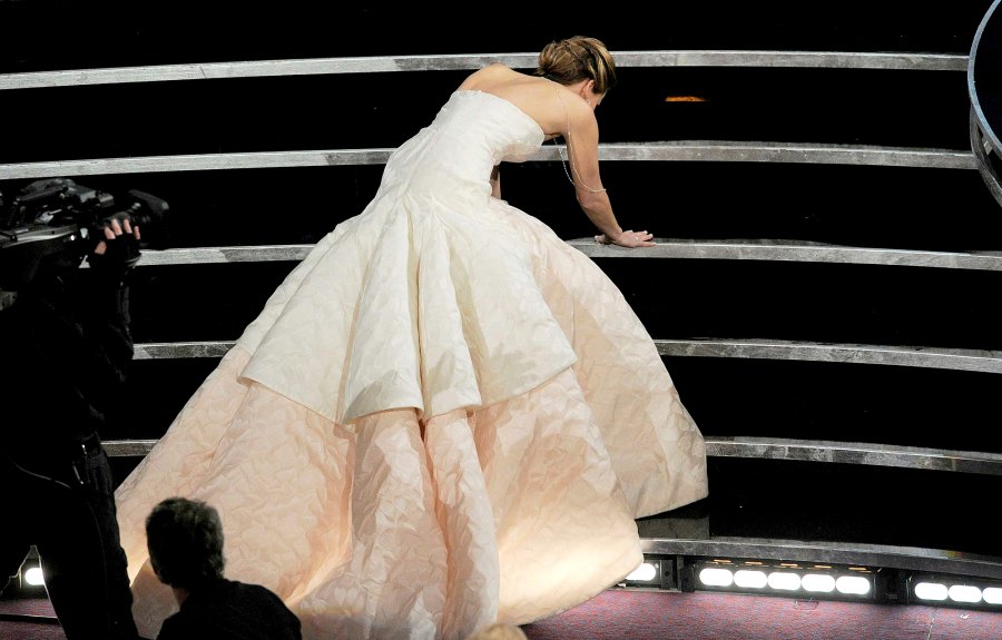 Jennifer-Lawrence-fall