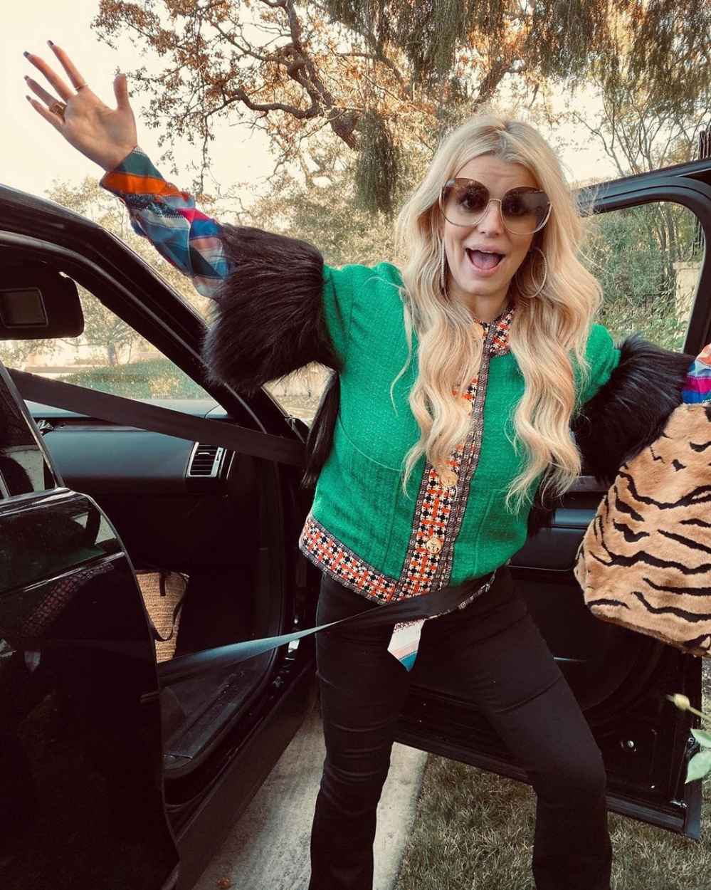 Jessica Simpson Forgets to Unbuckle Seatbelt in Hilarious Mom Moment