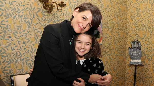 Katie Holmes Shares Rare Selfie With Her, Tom Cruise’s 13-Year-Old Daughter Suri