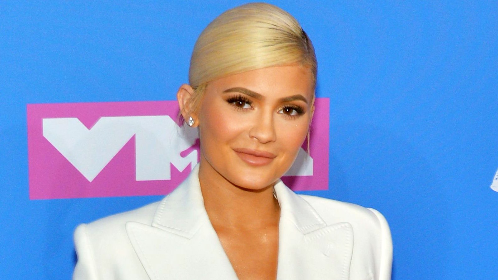 Kylie Jenner Performs Her Iconic Song ‘Rise and Shine’ at Auction Benefit
