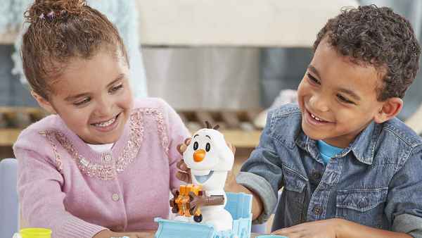 Play-Doh Featuring Disney Frozen Olaf's Sleigh Ride action shot