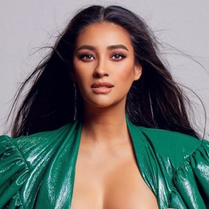 Shay-Mitchell-breast-feeding