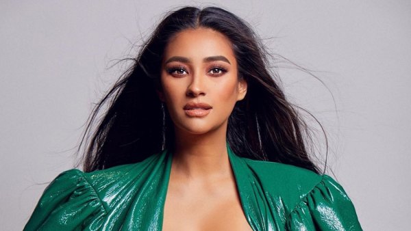 Shay-Mitchell-breast-feeding