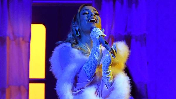 Ariana Grande Returns to the Grammys Stage Grammys 2020