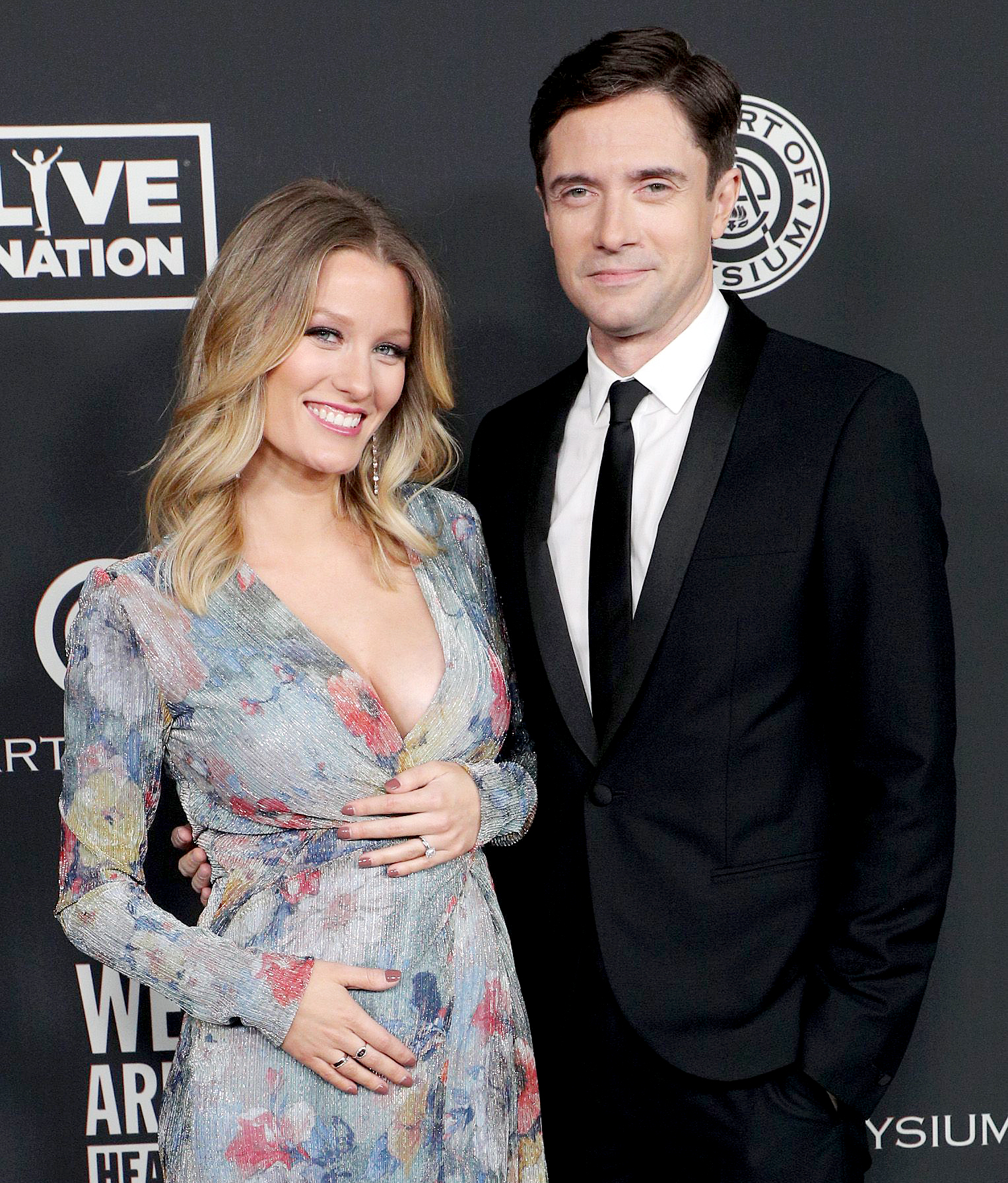 Ashley-Hinshaw-and-Topher-Grace-expecting