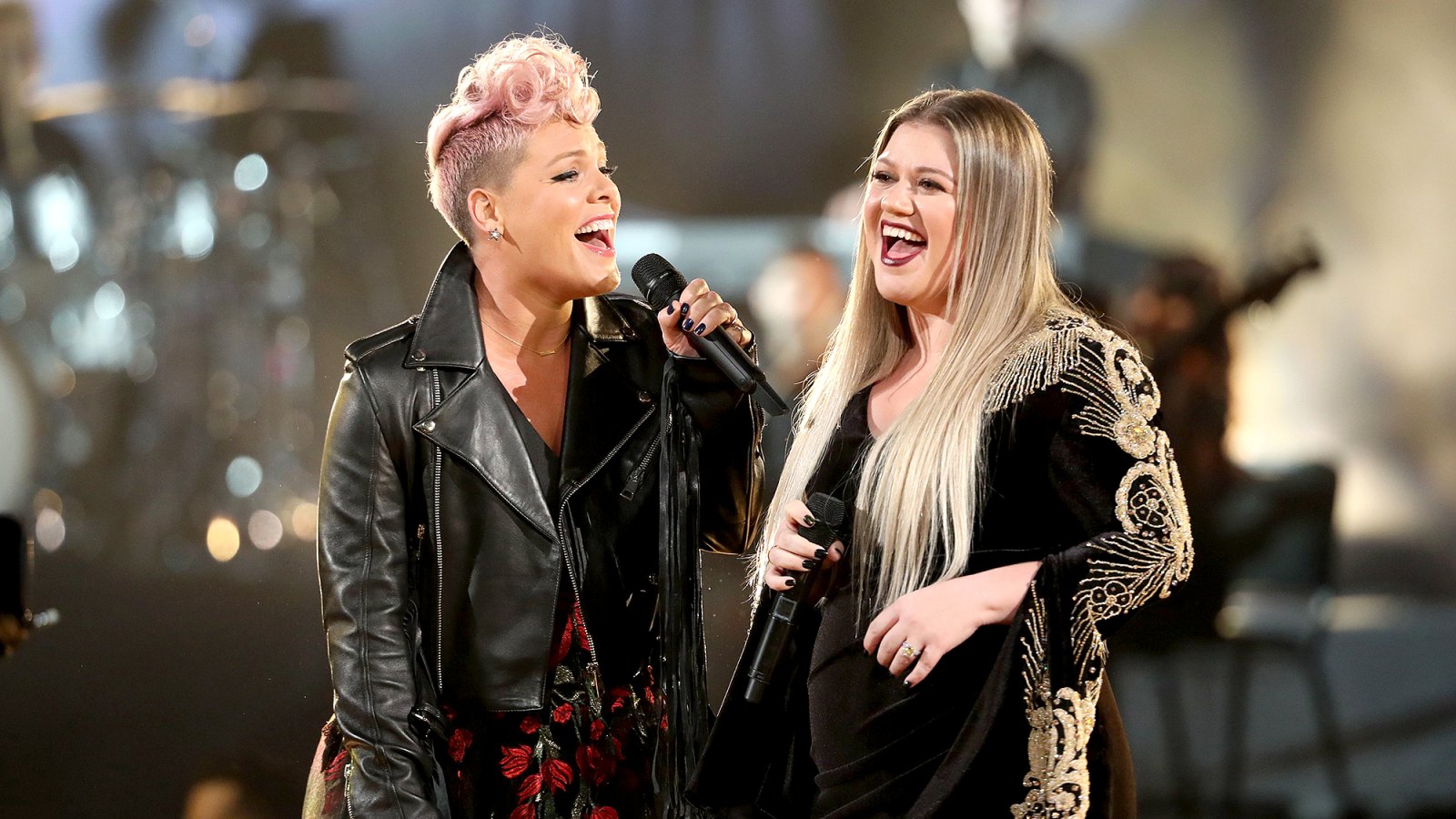 Kelly-Clarkson-Has-Pink’s-Back-When-It-Comes-to-Aging-Naturally