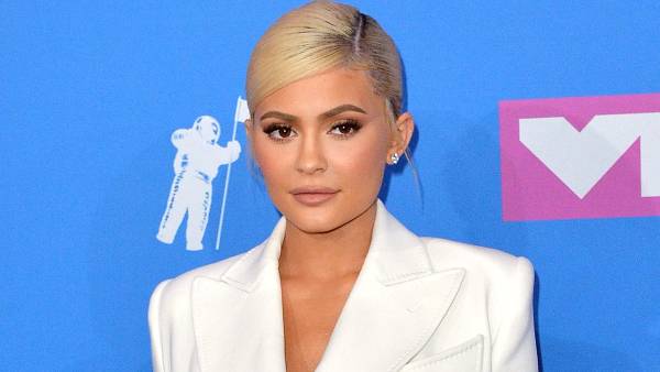 Kylie Jenner Cradles Bare Baby Bump While Pregnant With Stormi in Throwback Pic