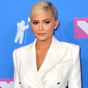 Kylie Jenner Cradles Bare Baby Bump While Pregnant With Stormi in Throwback Pic