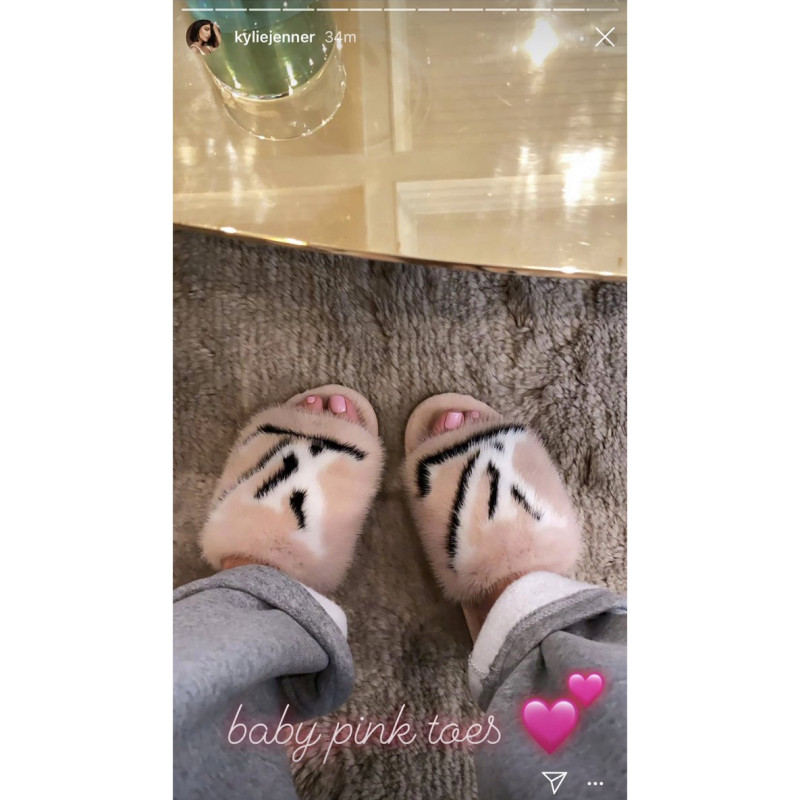 Kylie-Jenner-Posts-1500-Mink-Fur-Slippers