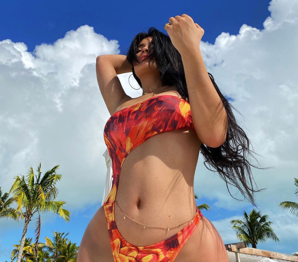 Kylie-Jenner-bellychain