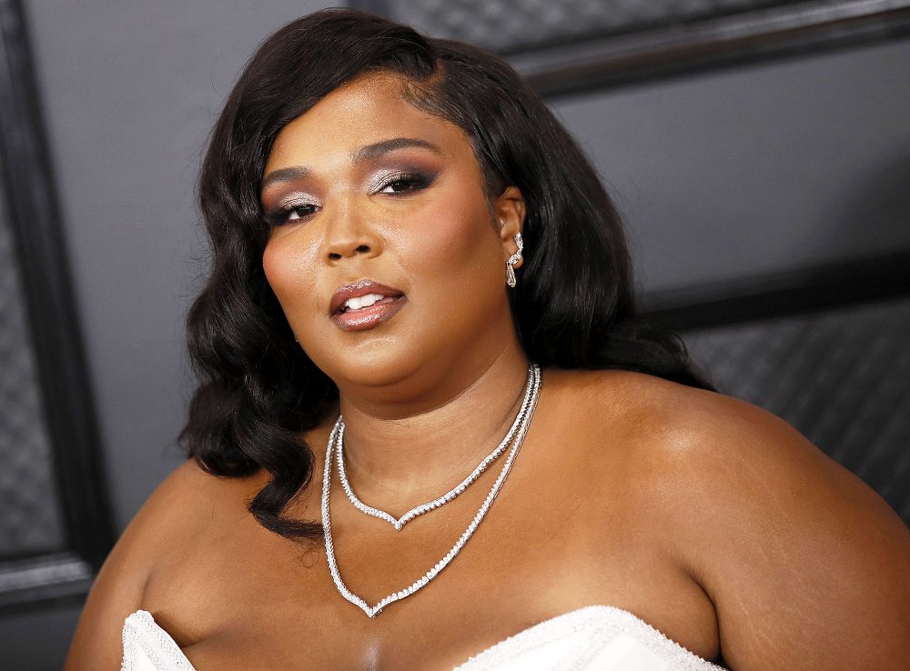 Lizzos Beauty Look and Blingy Nails at the Grammys 2020