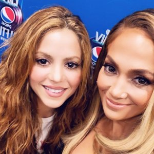 Shakira-Jennifer-Lopez-glitter-football