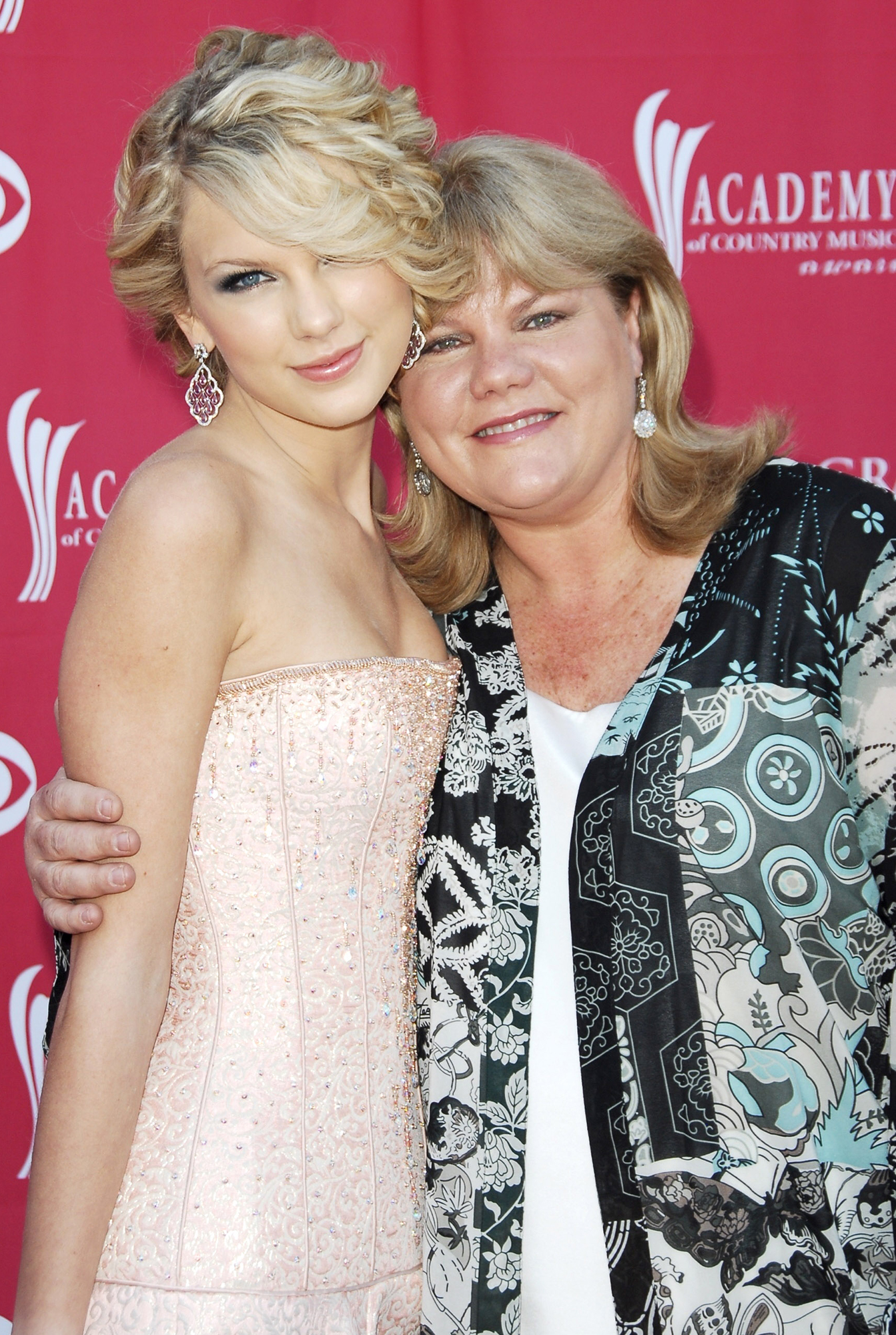 Taylor Swift Reveals Her Mother Was Diagnosed With a Brain Tumor Amid Breast Cancer Battle